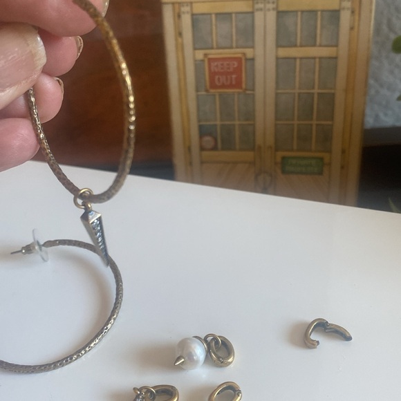 Kendra Scott Charm Hoop Earrings Set. Vintage Gold - Picture 5 of 10